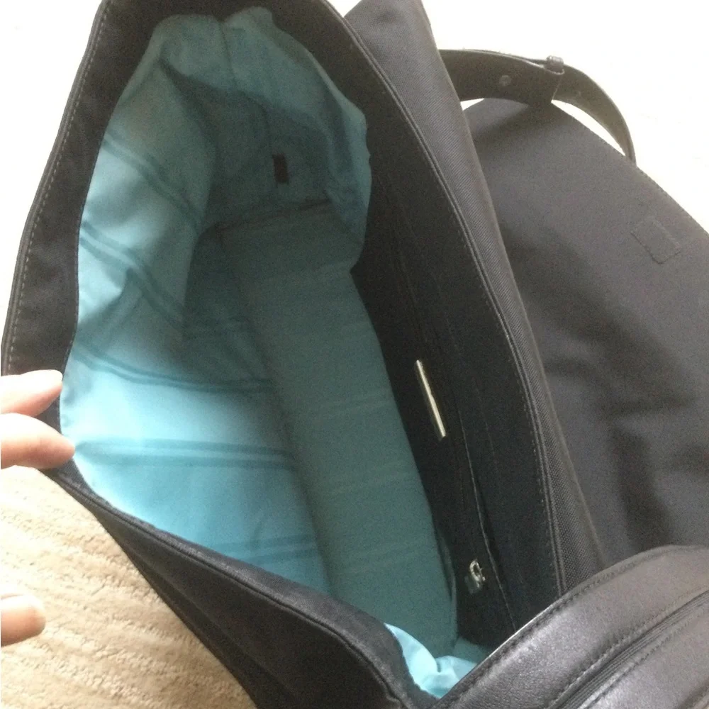 Tumi Laptop Vista Messenger Bag Commuter Work, Fits Computer Black
